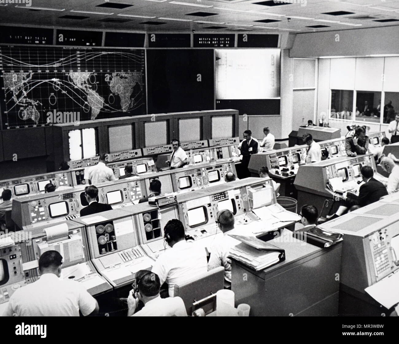 Photographie prise dans la salle de contrôle de mission au cours de la 2e journée de la Gemini V vol spatial, Houston, Texas. En date du 20e siècle Banque D'Images