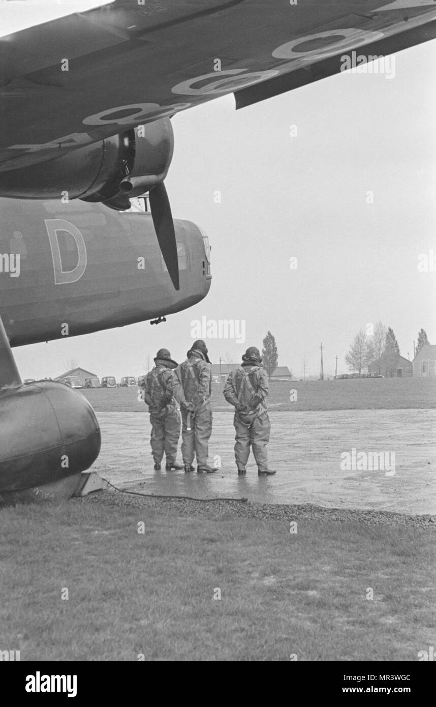 1938 image des trois membres d'équipage d'un Handley Page Royal Air Force Bomber herse, K6984, debout à l'extérieur de l'appareil. Prise à l'Aérodrome de Northolt près de Londres le 9 mai 1938, dans le cadre d'un affichage pour le roi Édouard VI. Banque D'Images