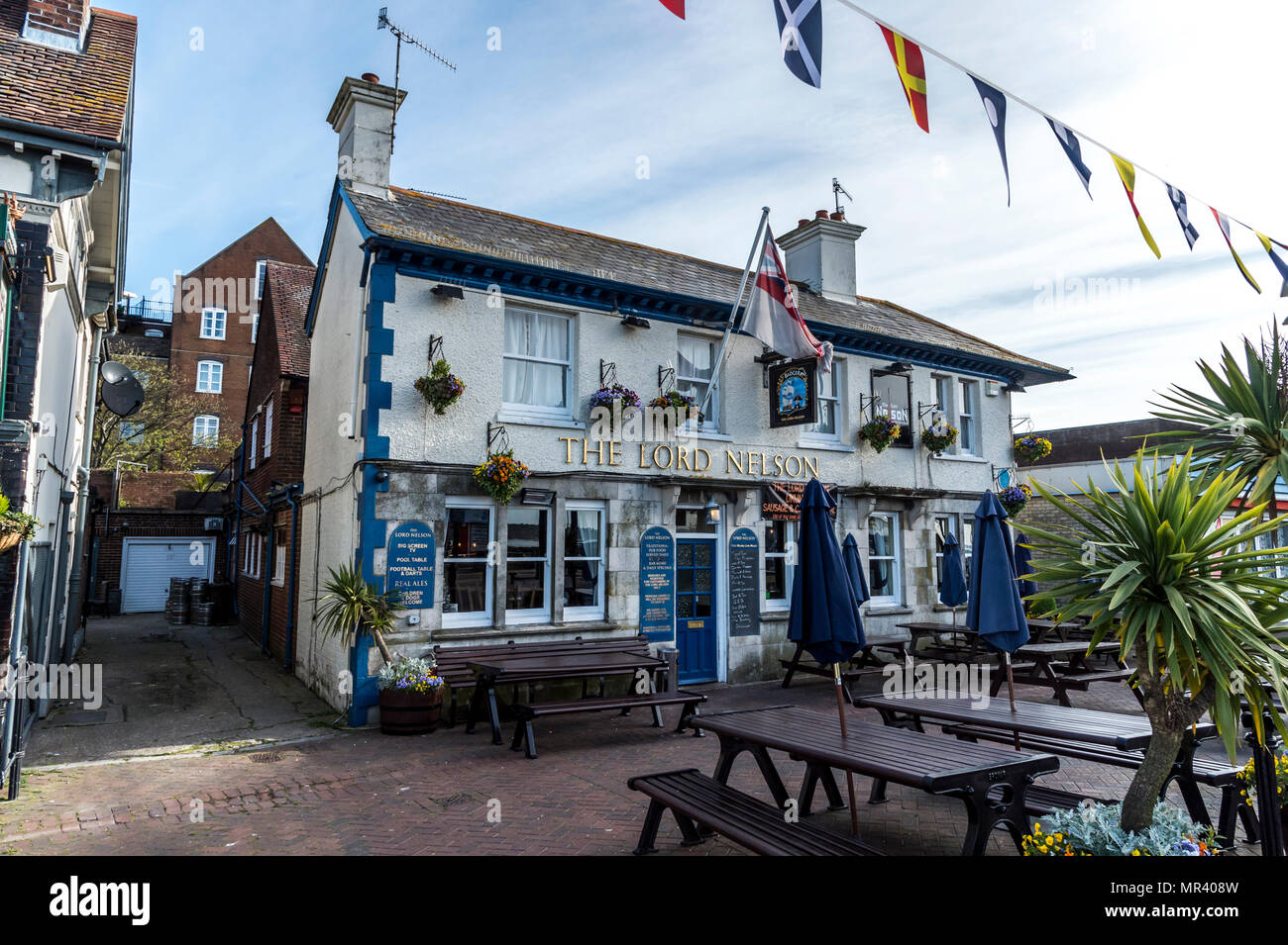 Scène de rue de Poole's patrimoine historique de vieux bâtiments et Poole's liens avec la mer et bien nommé Lord Nelson pub. Banque D'Images