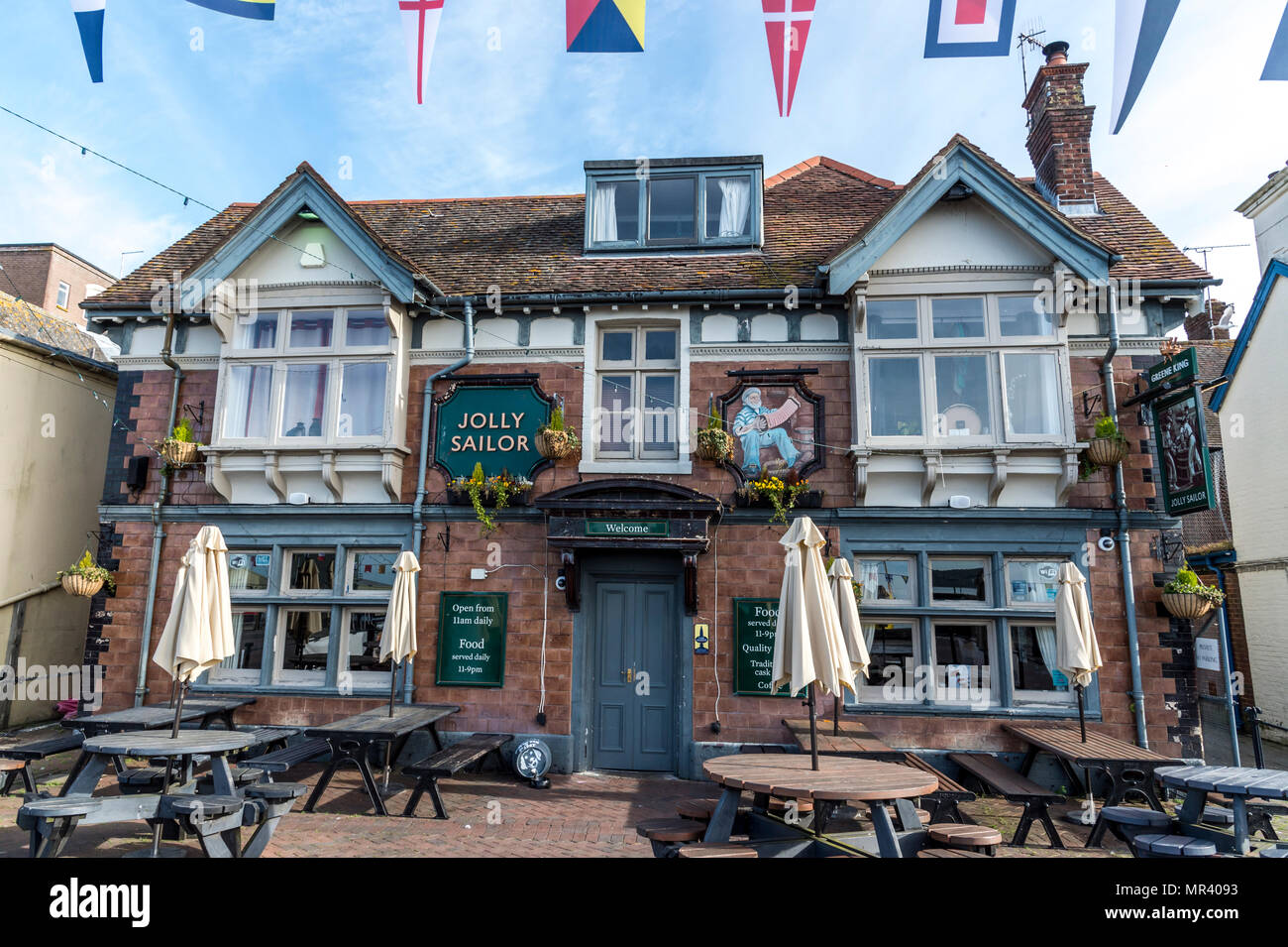 Scène de rue de Poole's patrimoine historique de vieux bâtiments et Poole's liens avec la mer et bien nommé Jolly Sailor pub. Banque D'Images