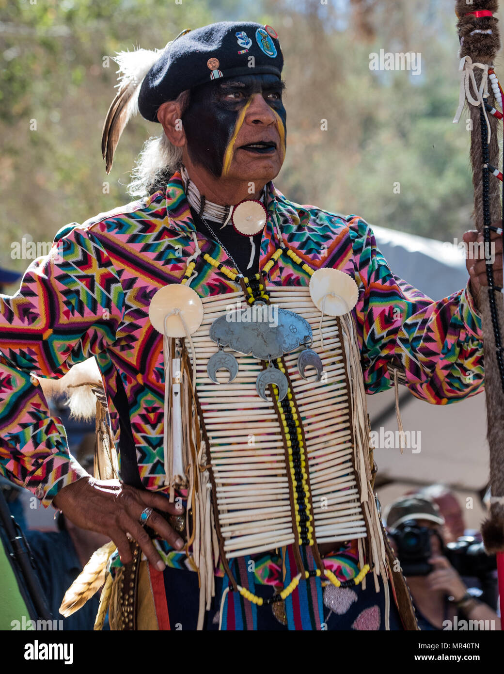 Les adultes avec un aîné regalia traditionnels à l'assemblée annuelle de rassemblement pow wow Chumash à Live Oak California camp Banque D'Images