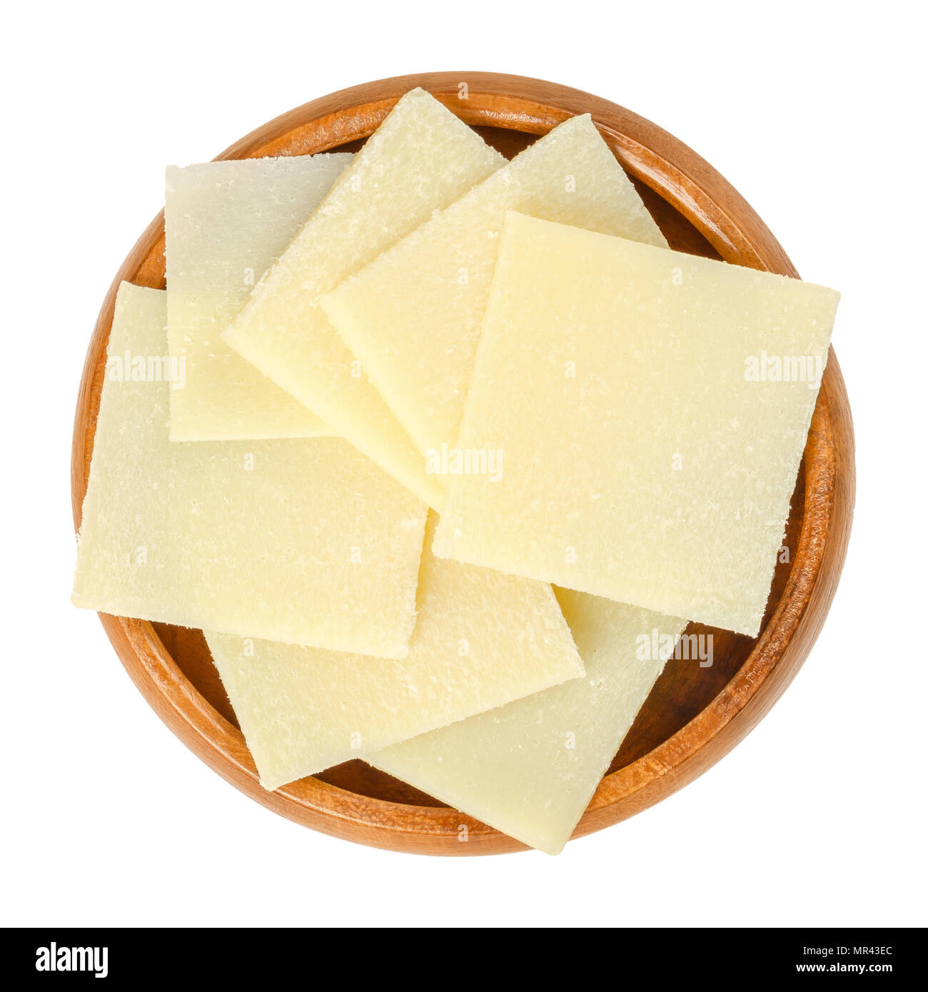 Morceaux de fromage parmesan dans bol en bois. Le Parmigiano-Reggiano. Disque dur, fromage italien granulaire, de couleur légèrement jaune, fait de lait de vache non pasteurisé. Banque D'Images