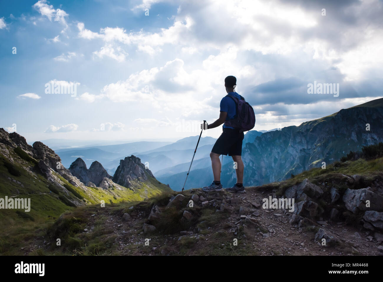 L'homme sportif randonneur sur haut de montagne, Tatry Banque D'Images