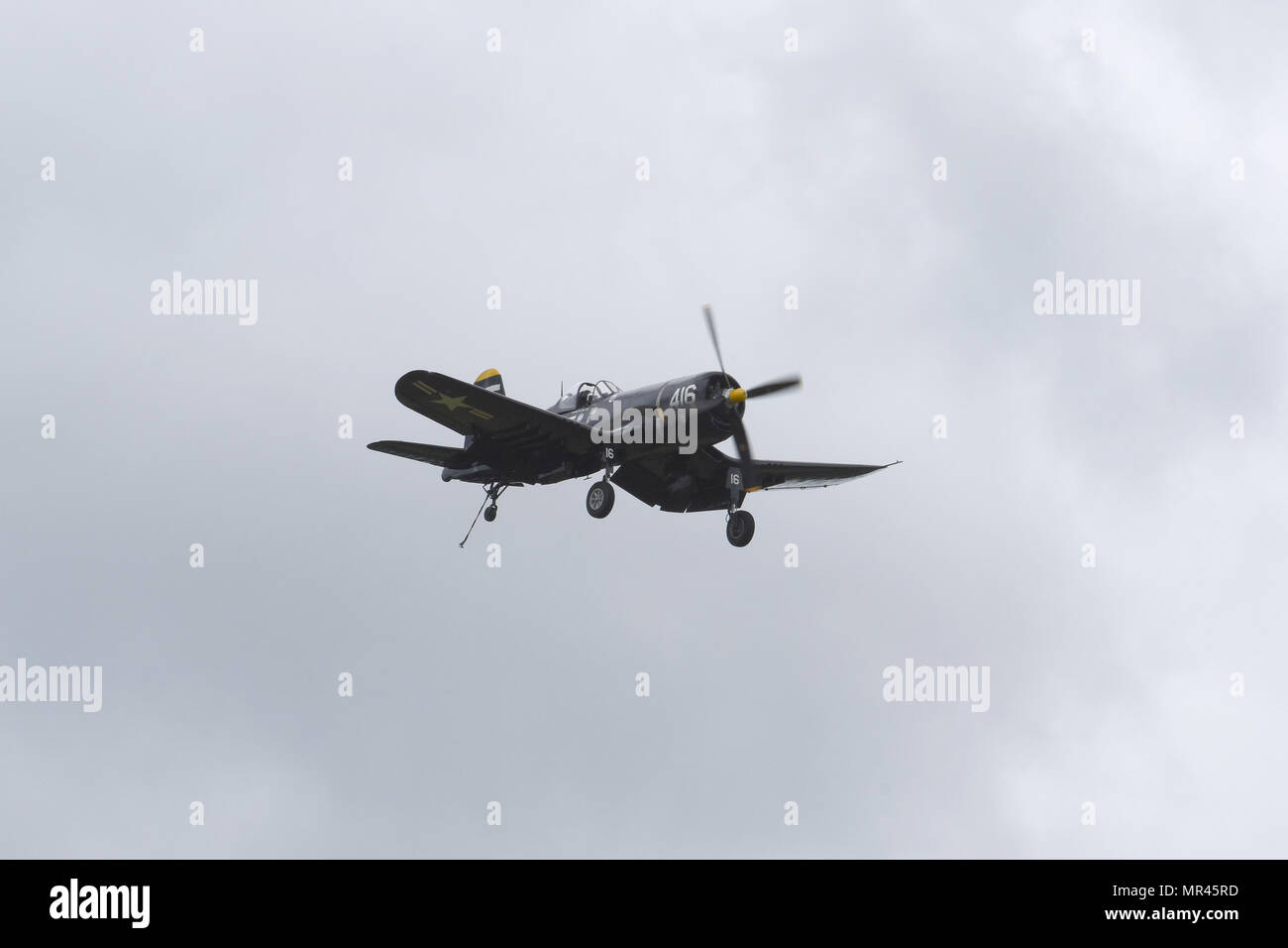 Un F4U Corsair/4, piloté par Jim, Tobul fonctionne à la Garde nationale de Caroline du Sud et la masse de l'air Expo à McEntire Joint National Guard Base, Caroline du Sud, le 5 mai 2017. Cette expo est une démonstration des capacités de la Garde nationale de Caroline du Sud, aviateurs et soldats en disant merci pour le soutien des collègues sud Carolinians et la communauté environnante. (U.S. Photo de la Garde nationale aérienne Aviateur Senior Ashleigh S. Pavelek) Banque D'Images