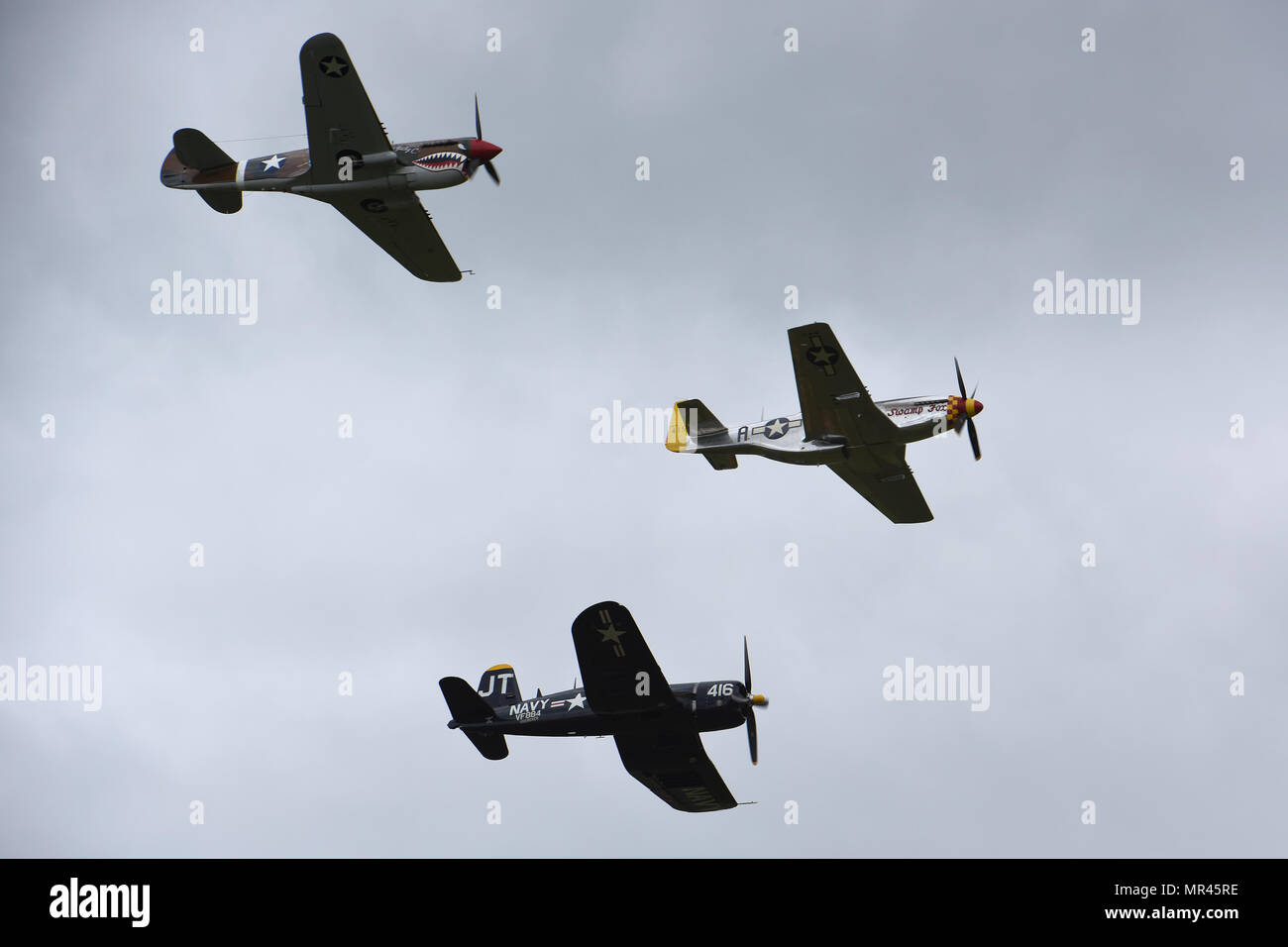Un P-51 Mustang P-40 Warhawk et un F4U Corsair/4 fonctionne à la Garde nationale de Caroline du Sud et la masse de l'air Expo à McEntire Joint National Guard Base, Caroline du Sud, le 5 mai 2017. Cette expo est une démonstration des capacités de la Garde nationale de Caroline du Sud, aviateurs et soldats en disant merci pour le soutien des collègues sud Carolinians et la communauté environnante. (U.S. Photo de la Garde nationale aérienne Aviateur Senior Ashleigh S. Pavelek) Banque D'Images