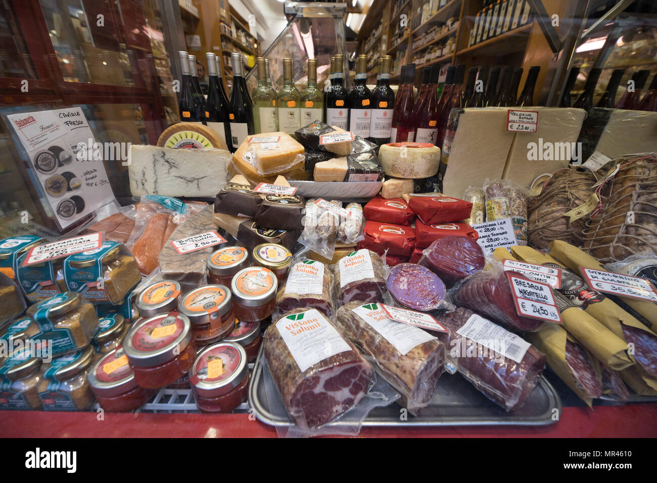Rome Italie, Groupe de produits alimentaires italiens typiques a montré dans un magasin en centre-ville, Banque D'Images
