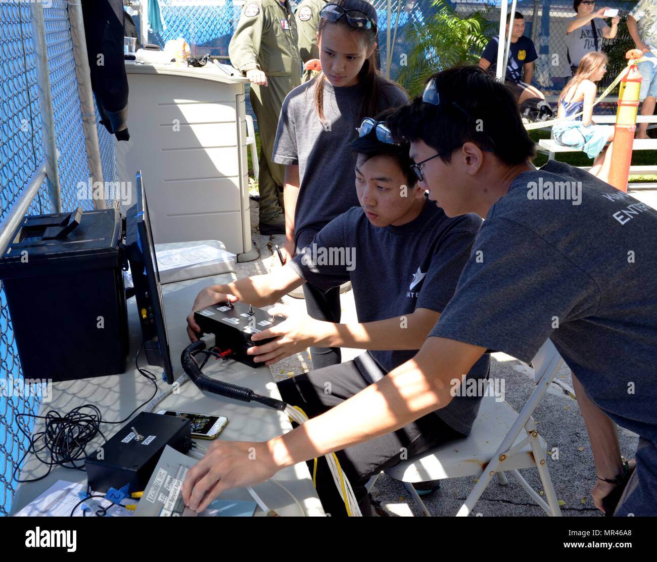 Neuf équipes formé de niveaux élémentaire, intermédiaire et secondaire ont participé à l'enseignement de la technologie avancée Marine Oahu Concours régional à la base de la Garde côtière de Honolulu, 6 mai 2017. Les élèves ont participé à un concours de robotique sous-marine portait sur l'application de technologies utilisées pour l'océan et de l'exploration et des sciences spatiales. (U.S. Photo de la Garde côtière du Maître de 2e classe Melissa E. McKenzie/libérés) Banque D'Images