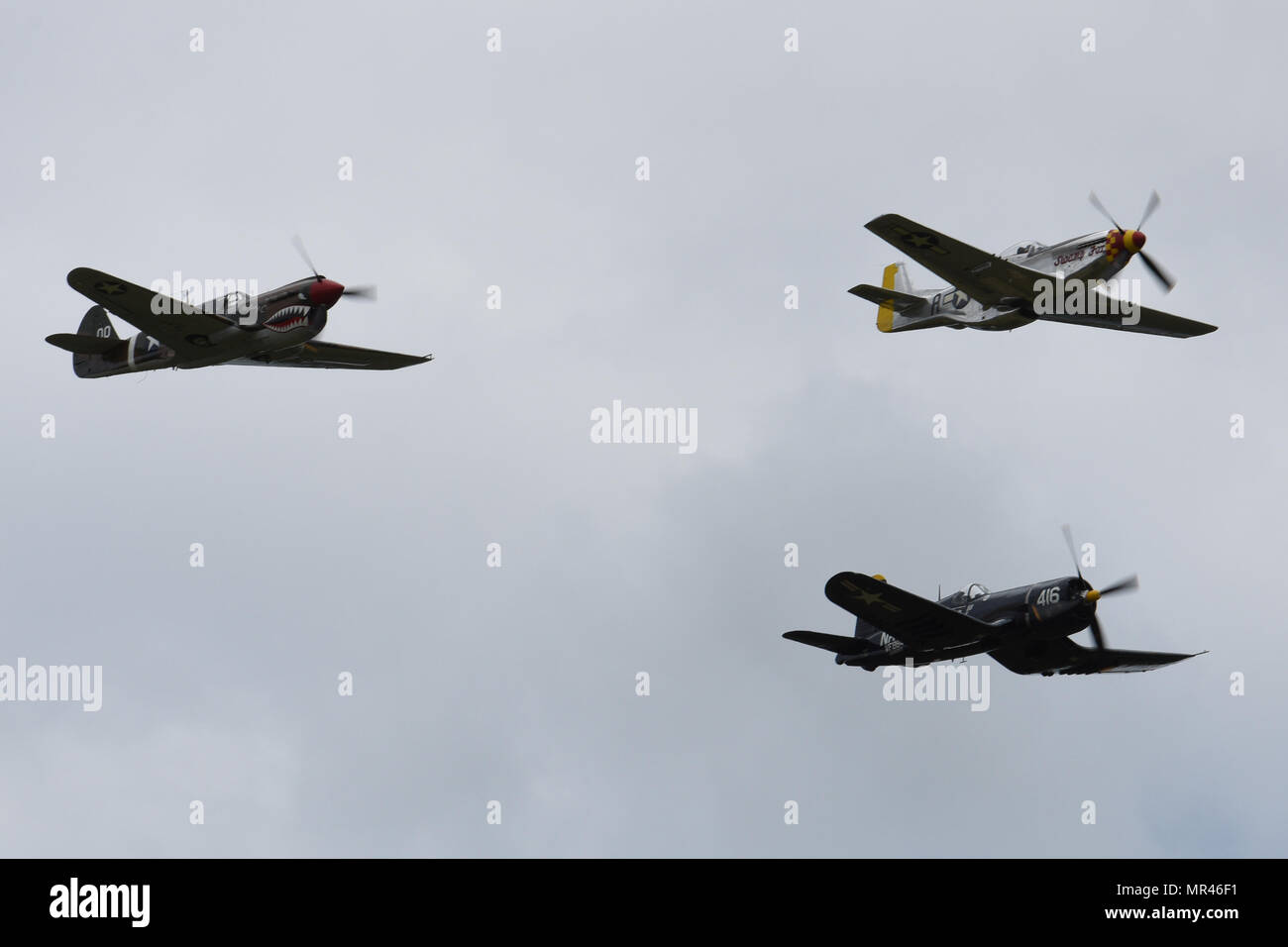 Un F4U-4 Corsair, P-51 Mustang et P-40 Warhawk effectuer au cours de la Garde nationale de Caroline du Sud et la masse de l'air Expo à McEntire Joint National Guard Base, S.C., le 5 mai 2017. Cette expo est une démonstration des capacités de la Garde nationale de Caroline du Sud, aviateurs et soldats en disant merci pour le soutien des collègues sud Carolinians et la communauté environnante. (U.S. Photo de la Garde nationale aérienne capitaine principal Sgt. Edward Snyder) Banque D'Images