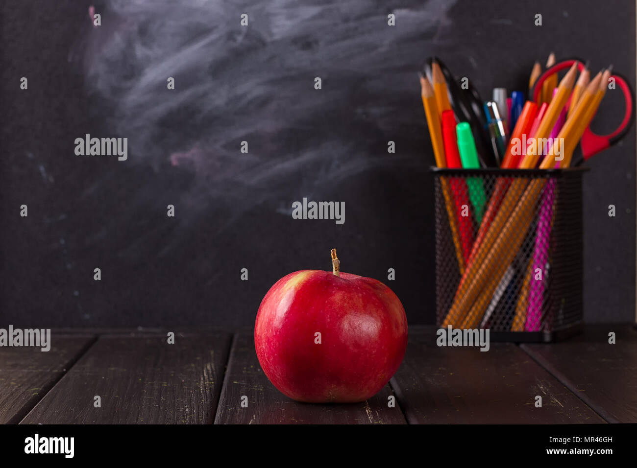 Les livres scolaires avec apple sur 24, noir sur fond de la commission scolaire Banque D'Images