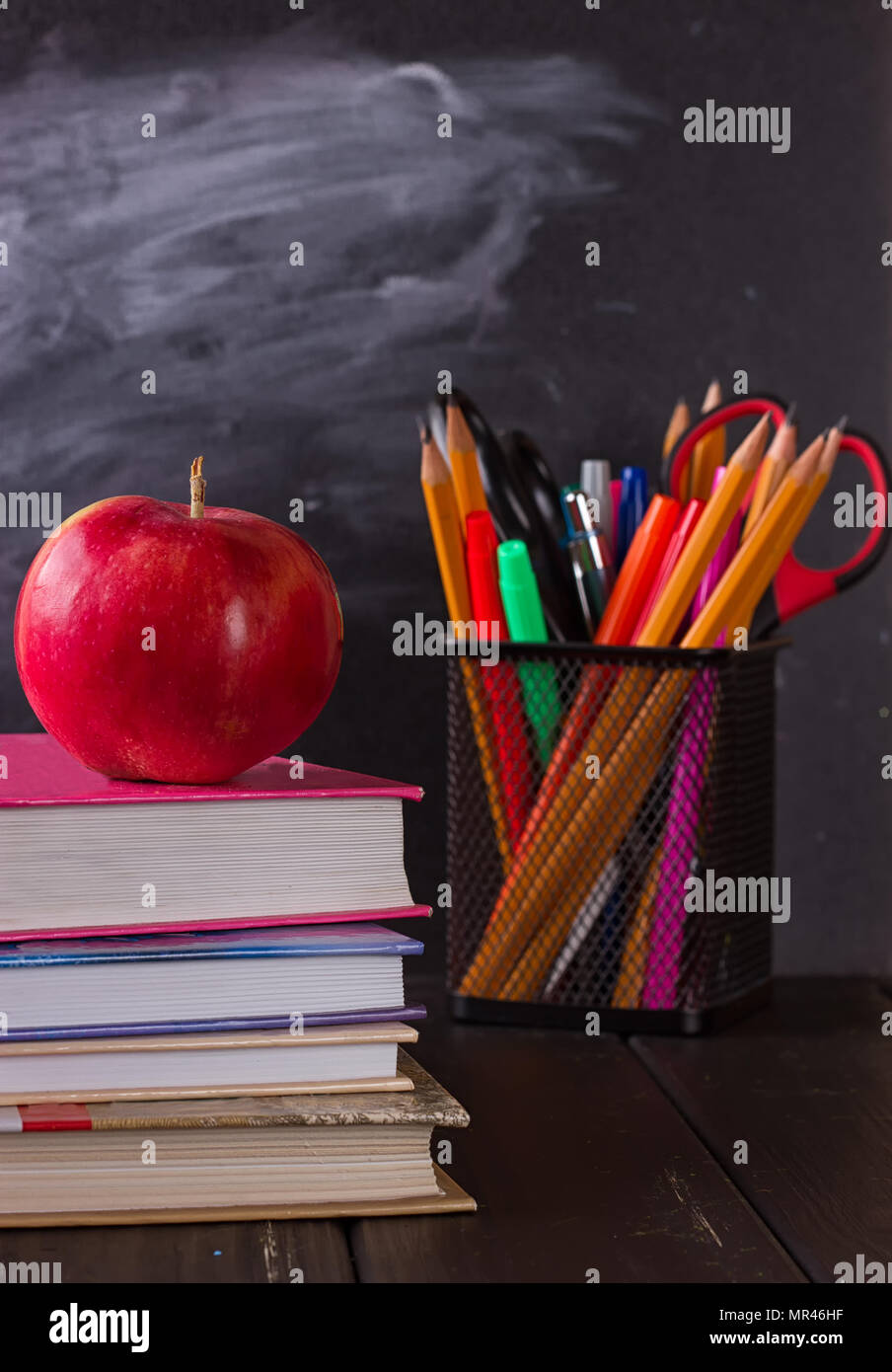 Les livres scolaires avec apple sur 24, noir sur fond de la commission scolaire Banque D'Images