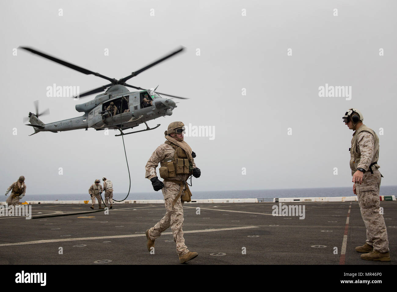 Une aire marine affecté à la lutte contre la cargaison, 24e Marine Expeditionary Unit (MEU), diriger les Marines affectés à la Compagnie India, l'Équipe de débarquement du bataillon, 3e Bataillon, 6e Régiment de Marines, à leur prochaine destination après l'atterrissage sur un quai de transport amphibie USS Mesa Verde (LPD 19) d'un UH-1Y Venom pendant un exercice au lasso porté sur un navire d'embarquement le 29 avril 2017. La 24e MEU est en cours avec le groupe amphibie Bataan à l'appui d'opérations de sécurité maritime et les efforts de coopération en matière de sécurité dans le théâtre américain dans la 6ème zone d'opérations de la flotte. (U.S. Marine Corps photo par le Cpl. Hernan Banque D'Images
