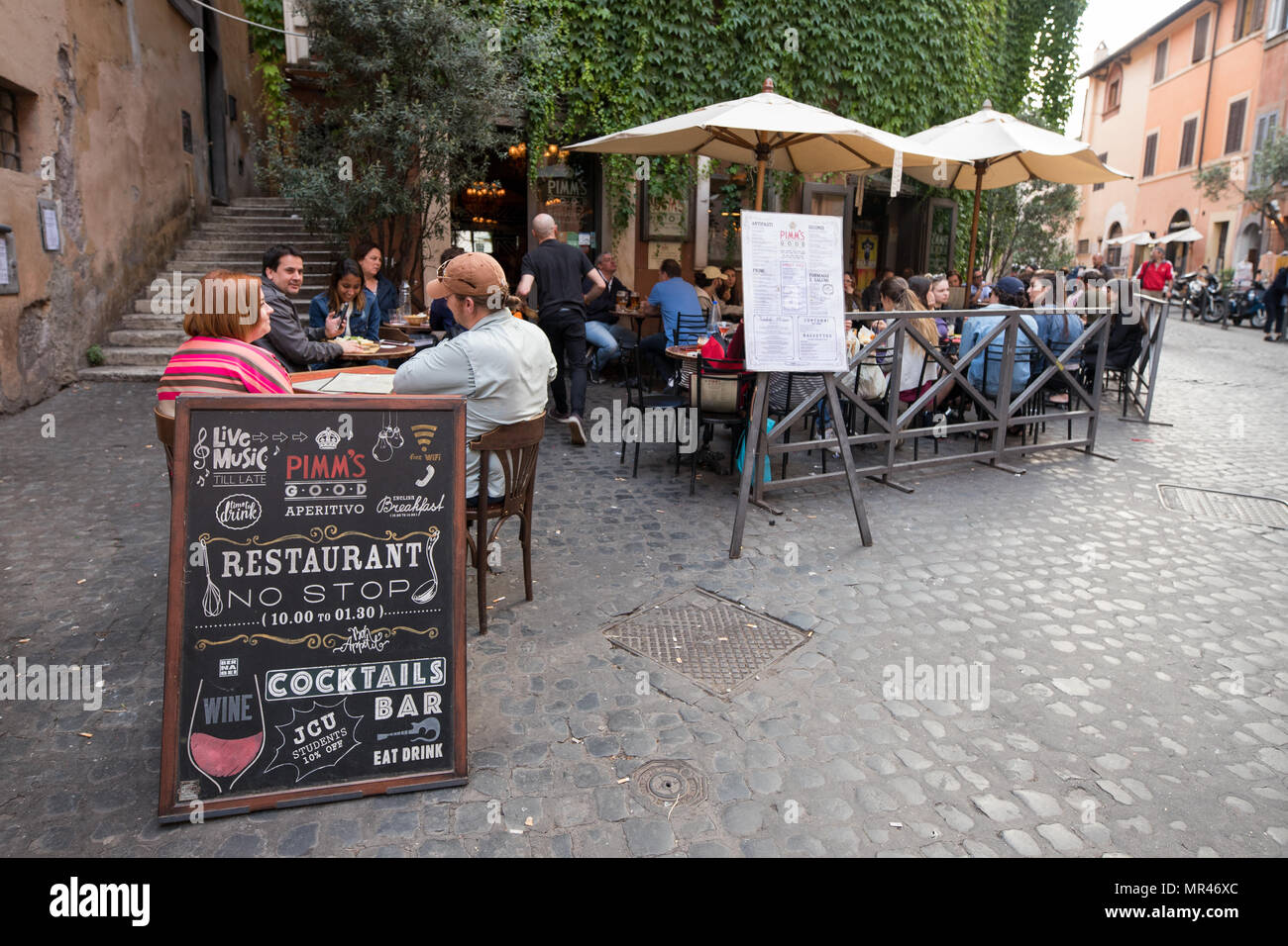 Bar restaurant à Trastevere de Rome, les touristes assis en terrasse sur la rue, Rome, Italie Banque D'Images