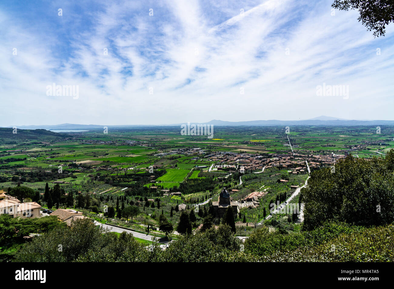 Paysage de la basilique de Santa Margherita Cortona. Vous pouvez voir au loin le lac Trasimène et la vieille ville de Cortona Banque D'Images