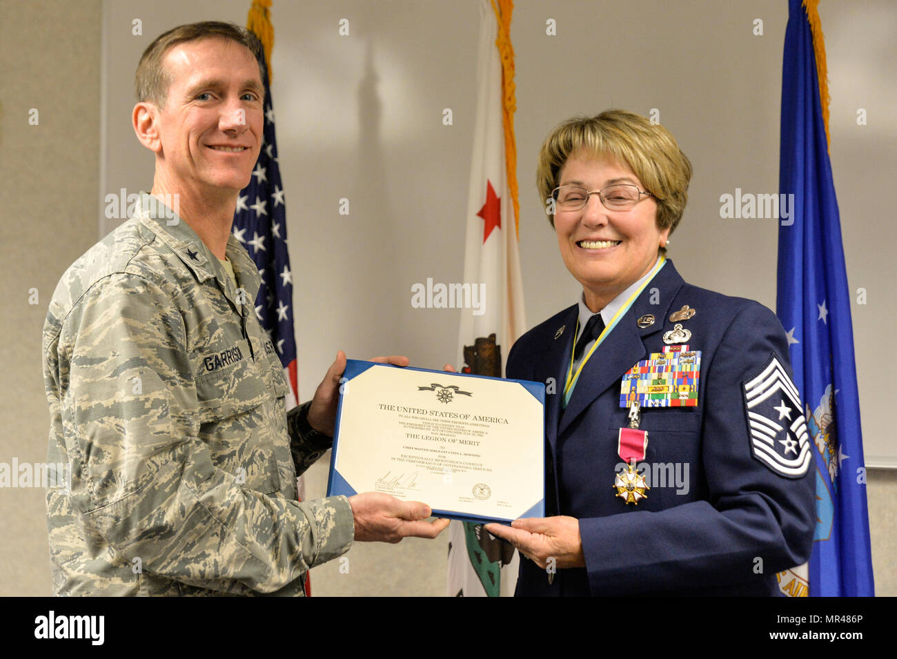 La Légion du mérite est une décoration militaire américaine décernée pour une conduite exceptionnellement méritoire dans l'accomplissement de services exceptionnels. Une présentation de la citation de la Légion du mérite a eu lieu à la base de la Garde nationale de Fresno Air le 7 mai 2017. L'image d'archive documente la cérémonie de remise des prix associée à la 144e escadre de chasse. Banque D'Images
