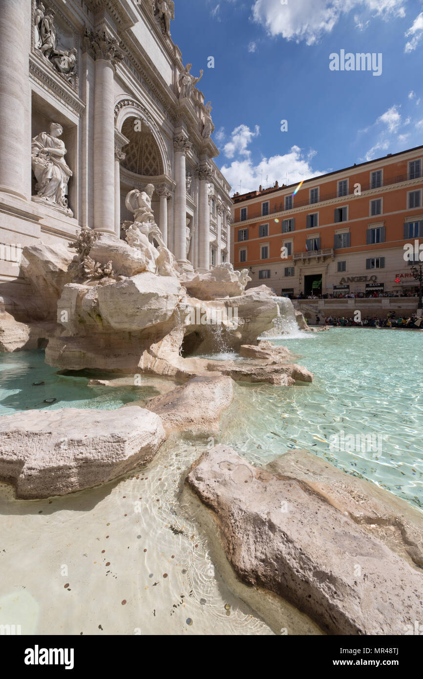 Rome Fontaine de Trevi, les touristes visitant la capitale, Rpme Italie Banque D'Images