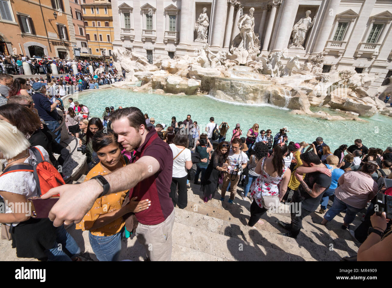 Rome Fontaine de Trevi, une multitude de touristes visitant la capitale, Rome, Italie Banque D'Images