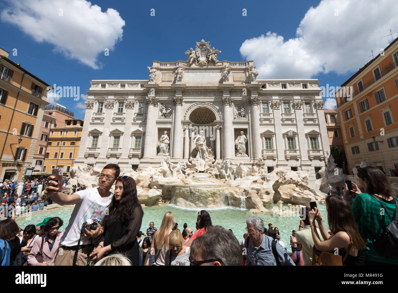Rome Fontaine de Trevi, une multitude de touristes visitant la capitale, Rome, Italie Banque D'Images
