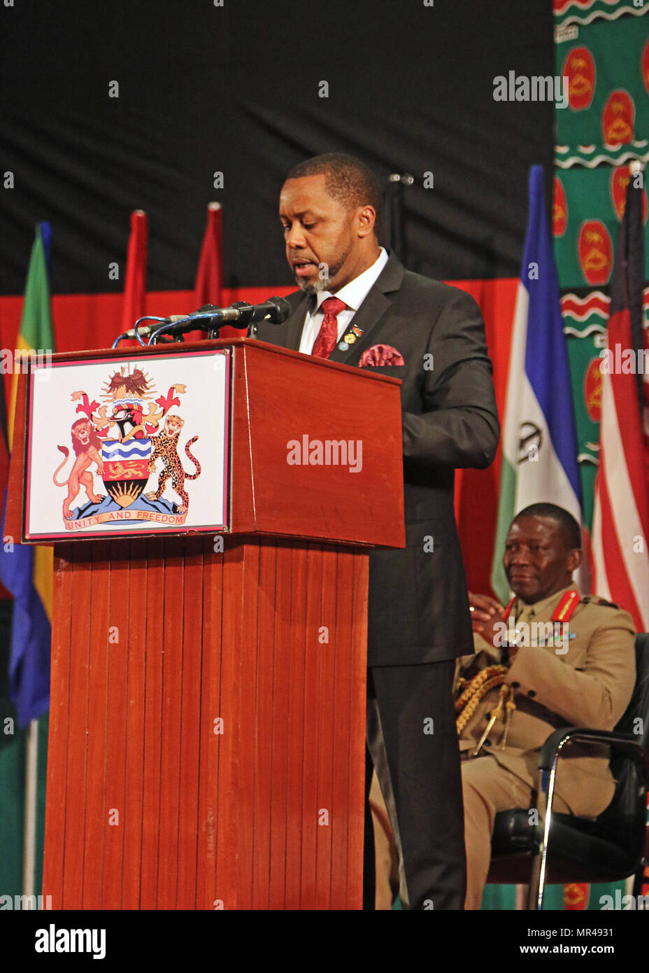 Saulos Klaus Chilima, vice-président du Malawi prend la parole lors du sommet de l'Afrique de l'Armée de terre 2017 Cérémonie d'ouverture, à Lilongwe, Malawi, le 8 mai 2017. ALFS est chaque année un séminaire d'une semaine, réunissant les chefs de la force terrestre à travers l'Afrique pour un dialogue sincère pour discuter et élaborer des solutions concertées aux défis régionaux et transrégionaux et menaces. (U.S. Photo de l'armée par le Sgt. Paige Behringer) Banque D'Images