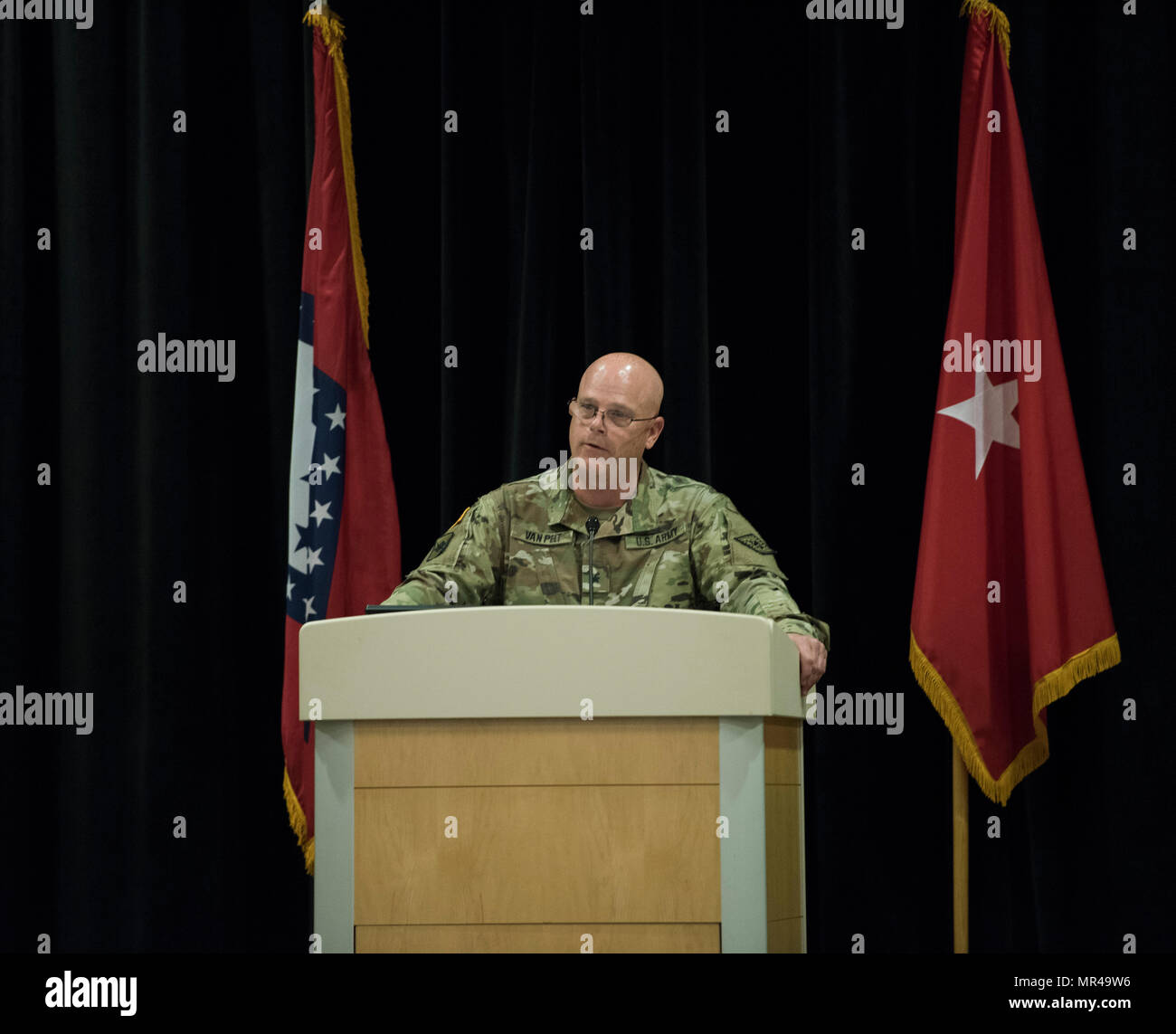 Centre d'entraînement aux MANŒUVRES DE ROBINSON, N. Little Rock, Ark. :- Brig. Gen Kirk VanPelt s'adresse à ceux présents au cours d'une cérémonie d'envoi pour 31 membres de la Garde nationale de l'Arkansas's B-Co 39e CEST qui ont déployé le lundi 8 mai 2017 à l'appui de la KFOR de l'OTAN au Kosovo. Les soldats sont les premiers d'un groupe plus important déploiement en 2017, à l'appui de la mission. (U.S. La Garde nationale de l'Armée Photo par Civ. Zac Lehr) Banque D'Images