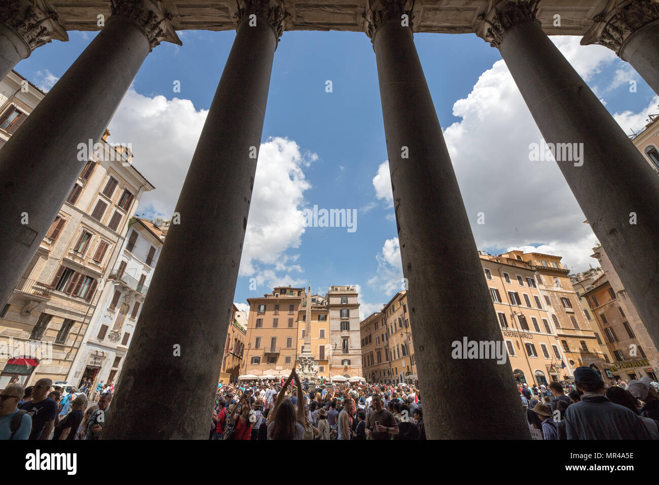 Rome, Italie, du Panthéon, de la foule de touristes visitant la capitale monuments Banque D'Images