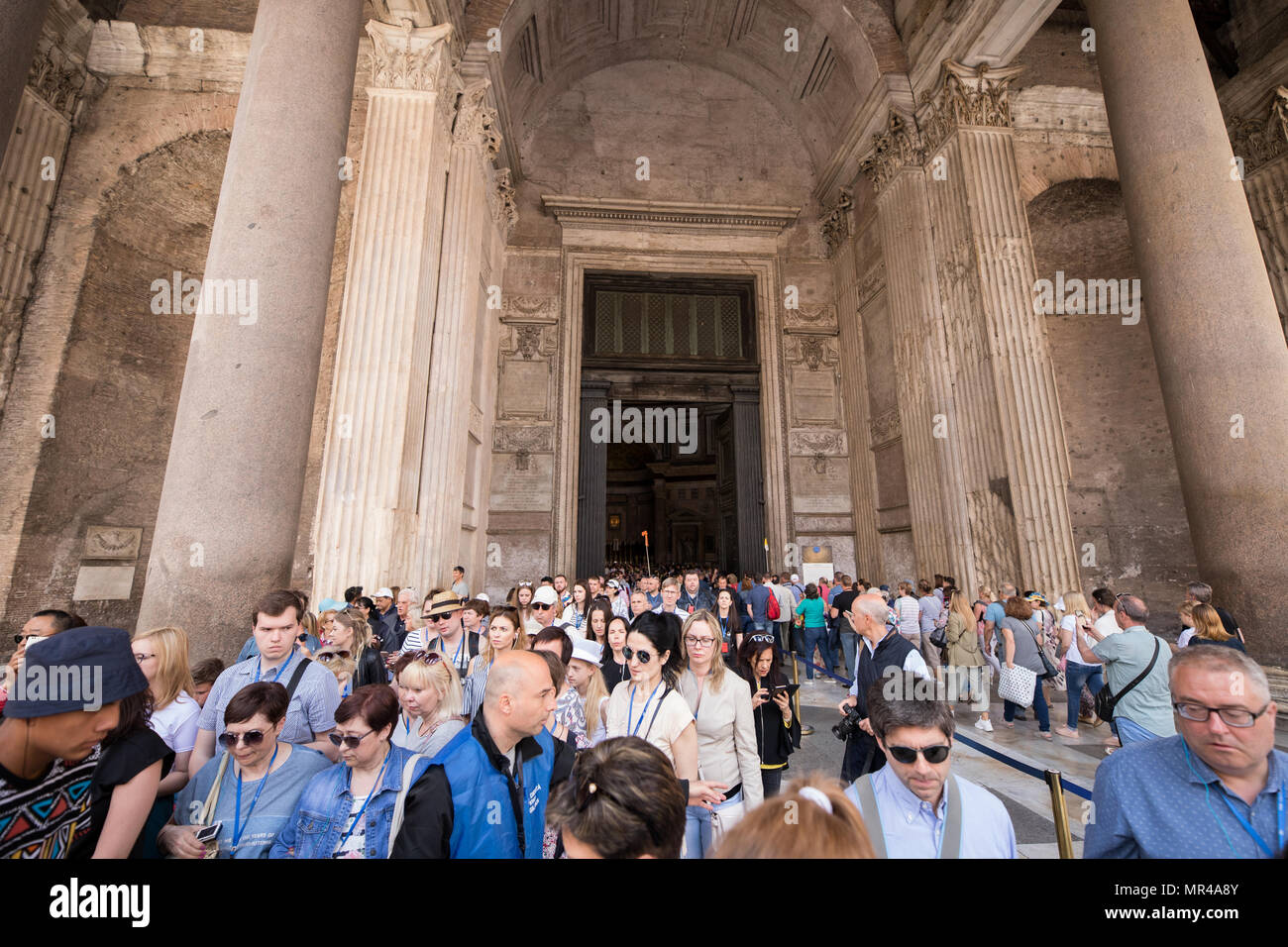 Rome Italie, foule de touristes à l'entrée du panthéon visitant la capitale monuments Banque D'Images
