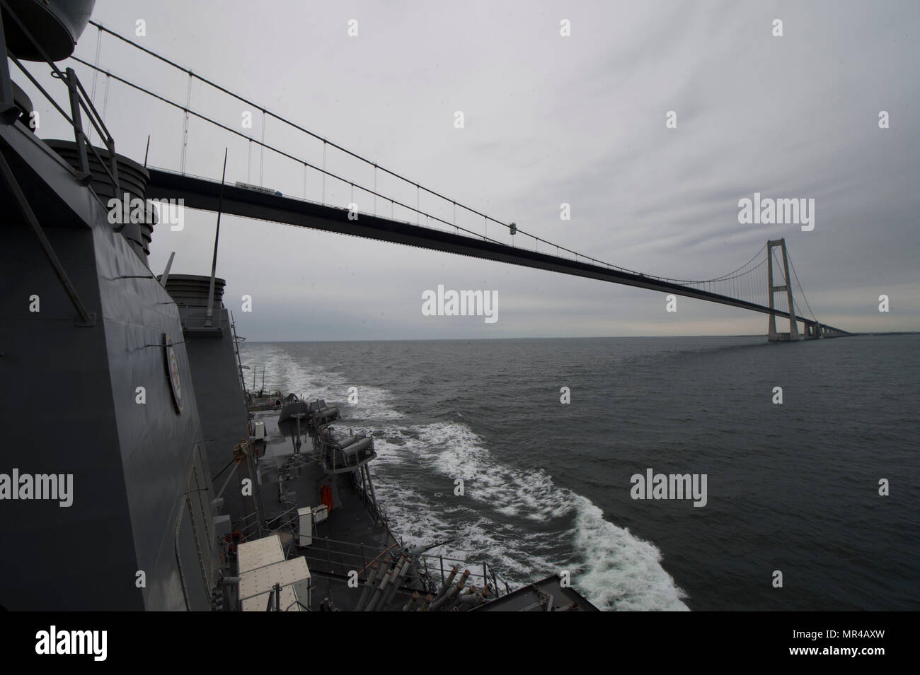 170505-N-ZE250-060 détroits danois (5 mai 2017) - La classe Arleigh Burke destroyer lance-missiles USS Carney (DDG 64) passe sous la Grande Ceinture Lien fixe au Danemark le 5 mai 2017. Carney, l'avant-déployé à Rota, Espagne, effectue actuellement sa troisième patrouille dans la sixième flotte américaine zone d'opérations à l'appui de la sécurité nationale des États-Unis en Europe. (U.S. Photo par marine Spécialiste de la communication de masse de la classe 3ème Weston Jones/libérés) Banque D'Images
