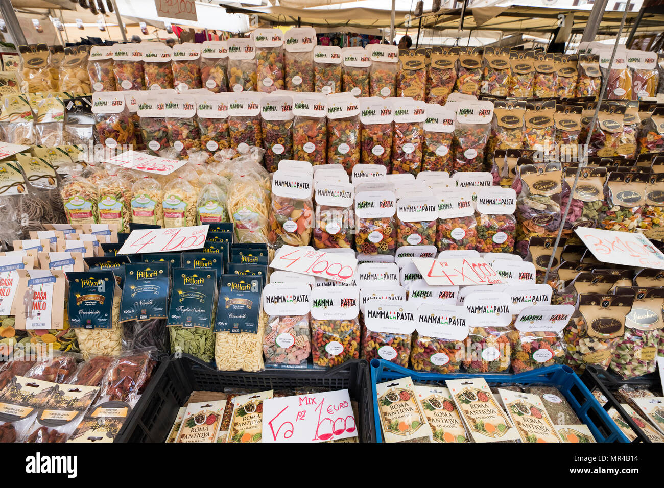 Rome Italie, Groupe de produits alimentaires italiens typiques ont montré qu'un décrochage à Campo de Fiori, Banque D'Images