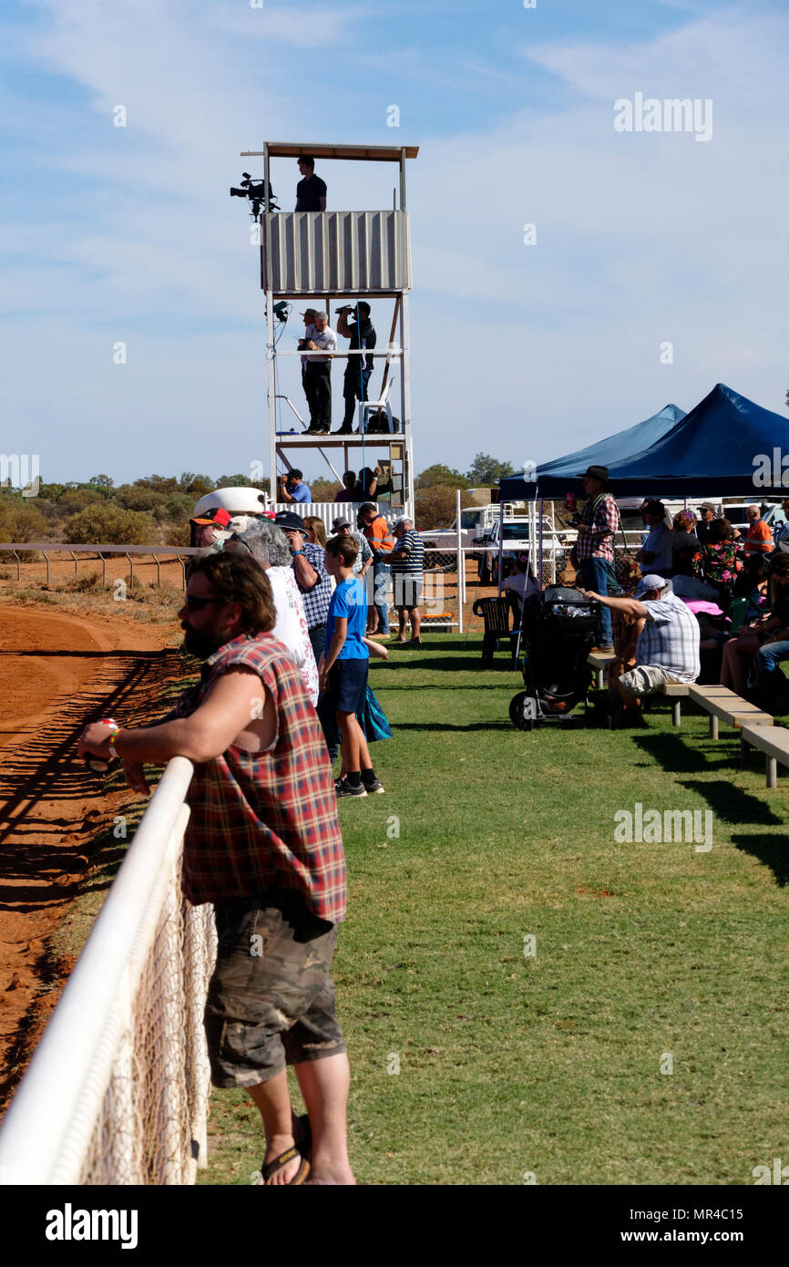 Les gens trackside au Mount Magnet horse race course, Mt Magnet, l'Est de l'or, de l'Australie-Occidentale Banque D'Images
