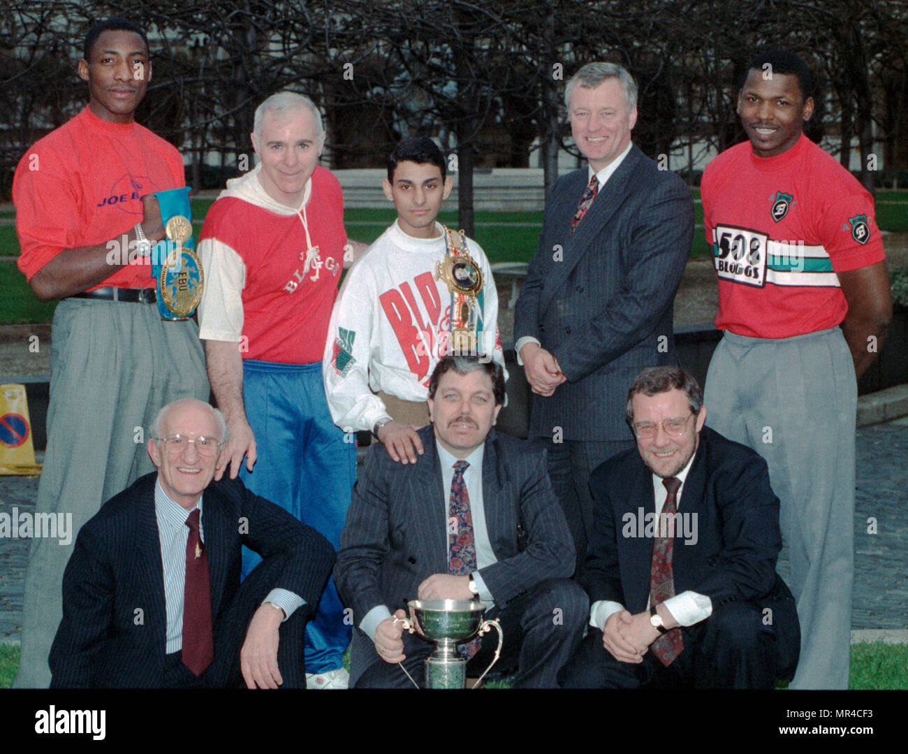 La Commission multipartite Groupe boxe de la Chambre des communes britannique avec les promoteurs et les boxeurs à l'extérieur du Parlement, où ils ont contribué à lancer la carrière de Champion amateur, Naseem Hamed. (Rangée arrière, L-R) Johnny Boxer Nelson, formateur Brendan Ingle, Naseem Hamed, promoteur Barry Hearn et Paddy boxer Riley. (Première rangée, L-R) Frank Haynes MP, Alan Meale MP et Richard Caborn MP. Banque D'Images