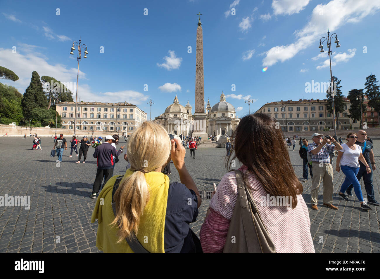 Rome Italie, les touristes shotting photos de la Piazza del Popolo, Place et obélisque Banque D'Images