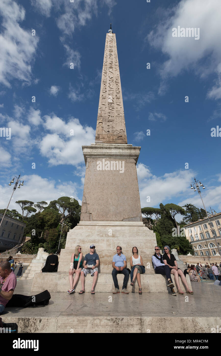 Italie Rome, Piazza del Popolo, place les touristes assis obélisque égyptien Banque D'Images