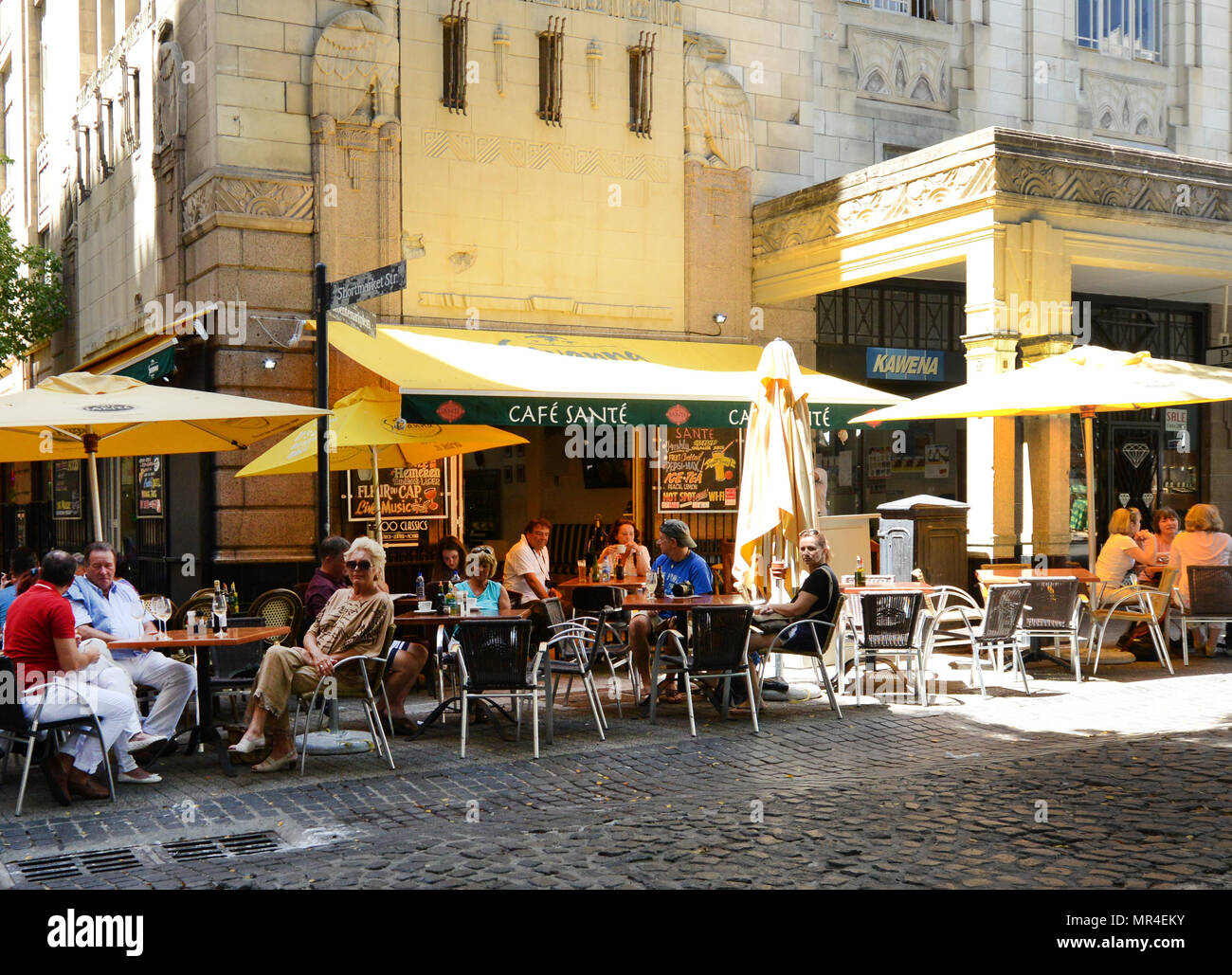 Cafés et restaurants sur Greenmarket Square dans le centre-ville du Cap. Banque D'Images