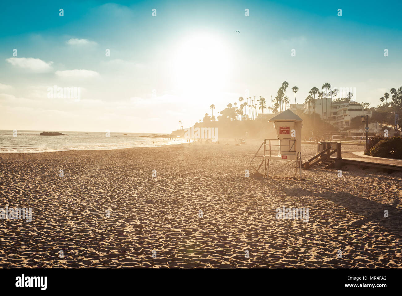 Laguna Beach lifeguard en lumière au coucher du soleil Banque D'Images