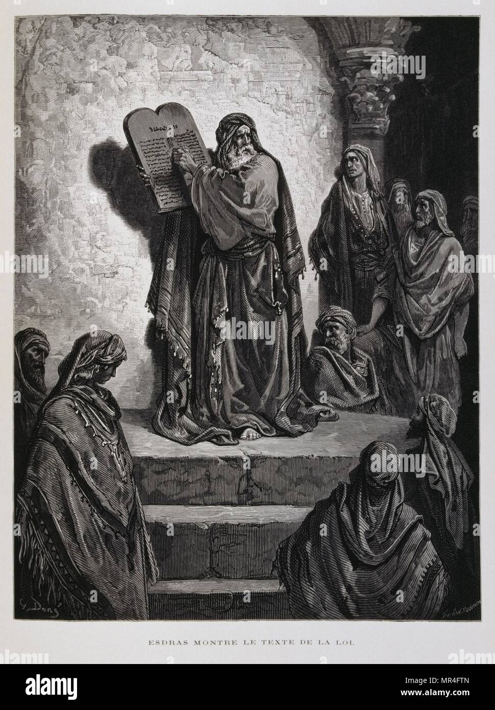 Esdras montre les dix commandements sur les tablettes, Illustration de la Dore Bible 1866. En 1866, l'artiste et illustrateur français Gustave Doré (1832-1883), a publié une série de 241 gravures sur bois pour une nouvelle édition de luxe la 1843 Traduction française de la Bible Vulgate, populairement connu comme la Bible de Tours. Cette nouvelle édition a été connue sous le nom de la Grande Bible de Tours et ses illustrations ont été un immense succès. Esdras (fl. 480-440 C. E), était un scribe juif et un prêtre. Il revint d'exil babylonien et réintroduit la Torah à Jérusalem Banque D'Images