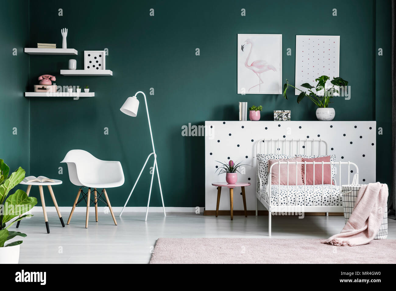 Decorations Rose Pastel Dans Une Chambre A Coucher Pour Un Interieur Scandi Adolescente Avec Un Mobilier Blanc Et Moderne Murs Vert Fonce Photo Stock Alamy