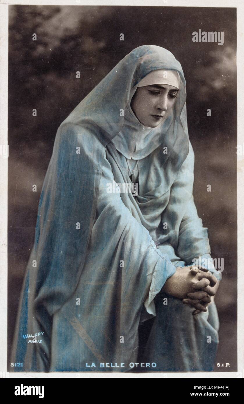Nouvelle année française carte postale représentant la belle Caroline Otero (1868 - 1965) une actrice espagnole, danseuse et courtisane. Banque D'Images