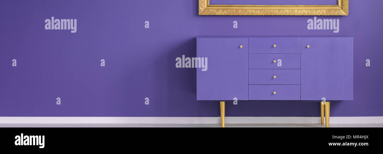 Armoire en bois Violet pourpre à l'intérieur chambre avec mur vide pour votre placement de produit Banque D'Images