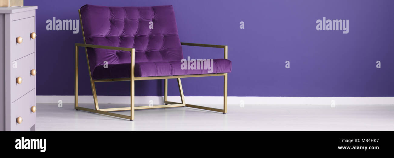 Chambre mauve avec intérieur mur vide pour votre placement de produit avec fauteuil violet avec de l'or et du châssis placard lumineux Banque D'Images