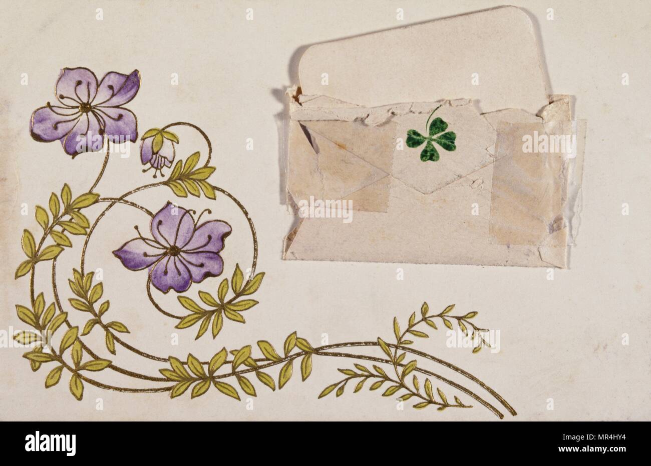Carte postale illustrée avec Français Vintage fleurs mauves et d'un trèfle à quatre feuilles roses. 1900 Banque D'Images