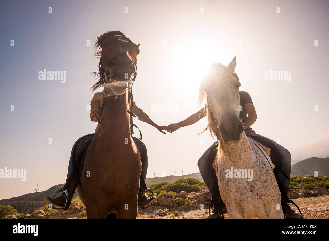 Les mains de toucher avec amour mais face à la bombe des photos pour une image drôle final avec l'éclairage de l'amour et de sourire. concept dans la nature loisirs Banque D'Images