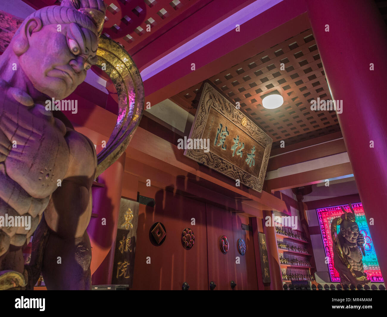 Nio gardiens du temple avec des mandalas électronique, Sekisho-dans temple gate, Koyasan, préfecture de Wakayama, Japon Banque D'Images