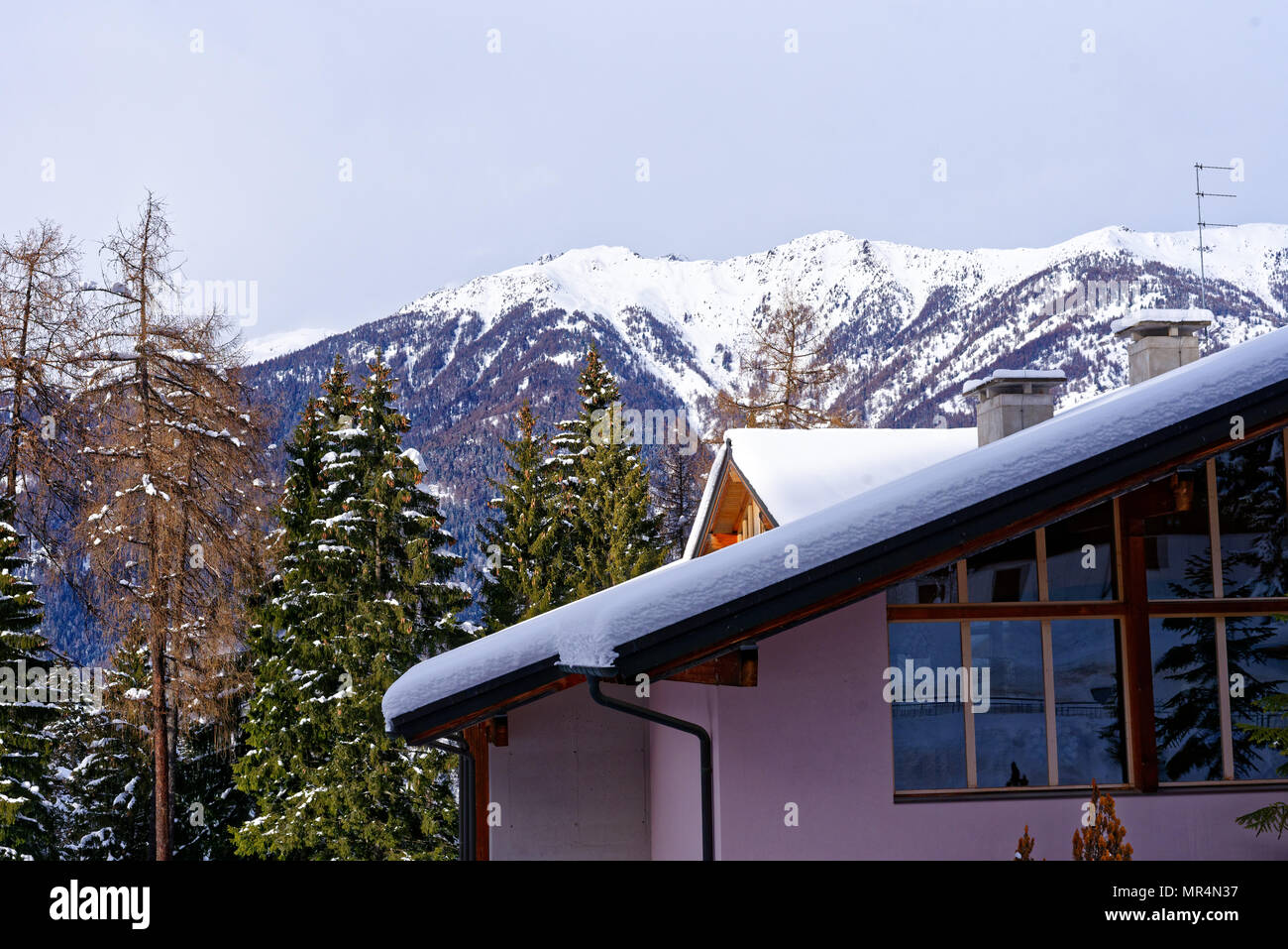 Bâtiments typiques dans une ville de villégiature Dolomites, Italie Banque D'Images