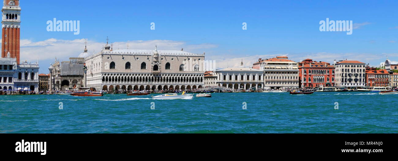 Vue front de mer, du palais des Doges, à Venise, Italie. Construit en style gothique vénitien, le palais était la résidence du Doge de Venise, l'autorité suprême de l'ancienne République de Venise. Banque D'Images