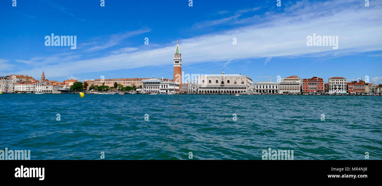 Vue front de mer, du palais des Doges, à Venise, Italie. Construit en style gothique vénitien, le palais était la résidence du Doge de Venise, l'autorité suprême de l'ancienne République de Venise. Banque D'Images