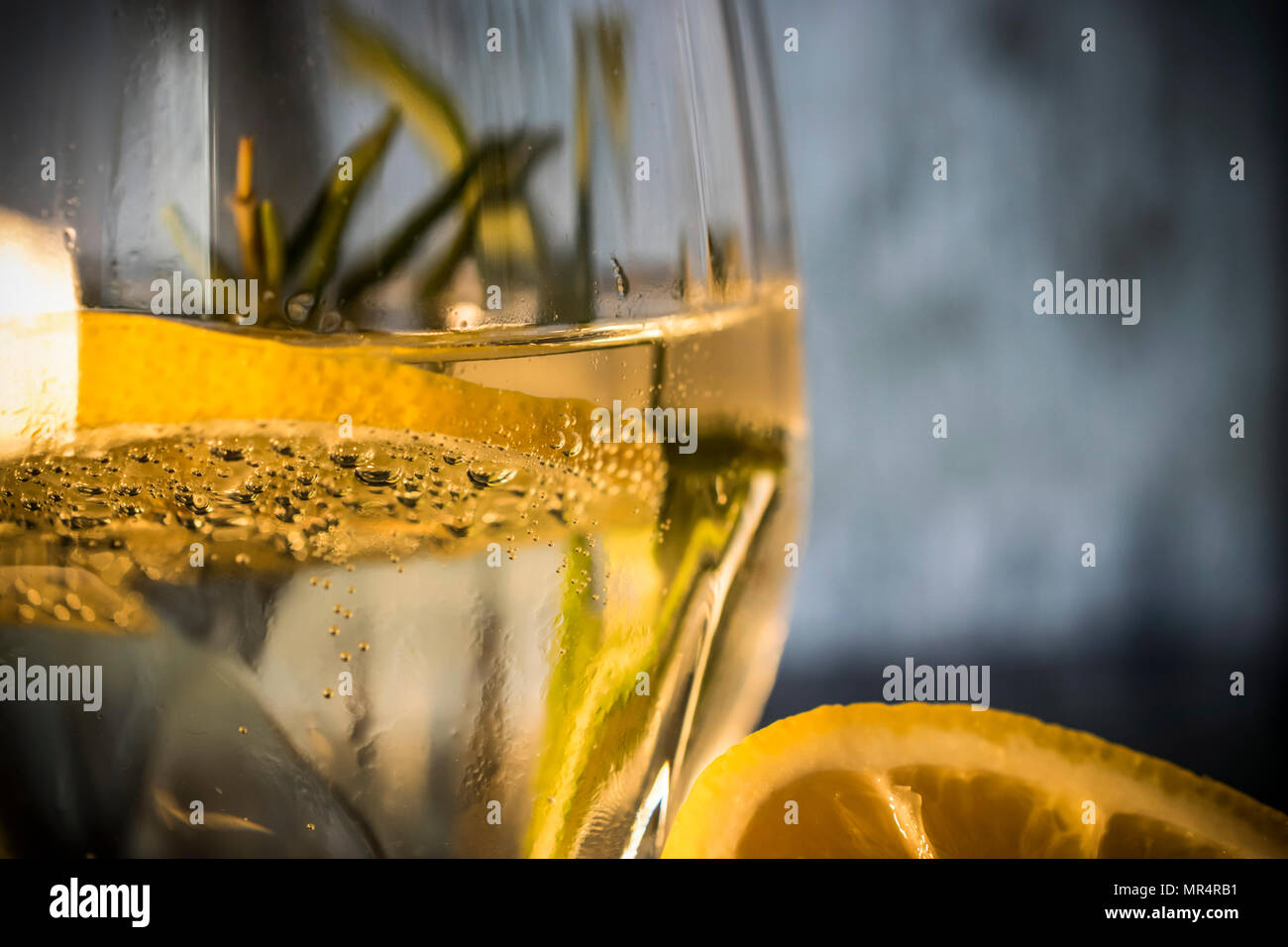 Close-up d'un verre de tonic avec citron et romarin Banque D'Images