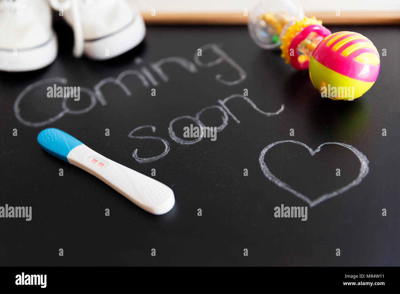 En Attente De Travail Concept De La Maternite Bientot Mots Sur Tableau Noir Avec Test De Grossesse Positif Les Chaussons Bebe Blanc Et De Cliquetis Photo Stock Alamy