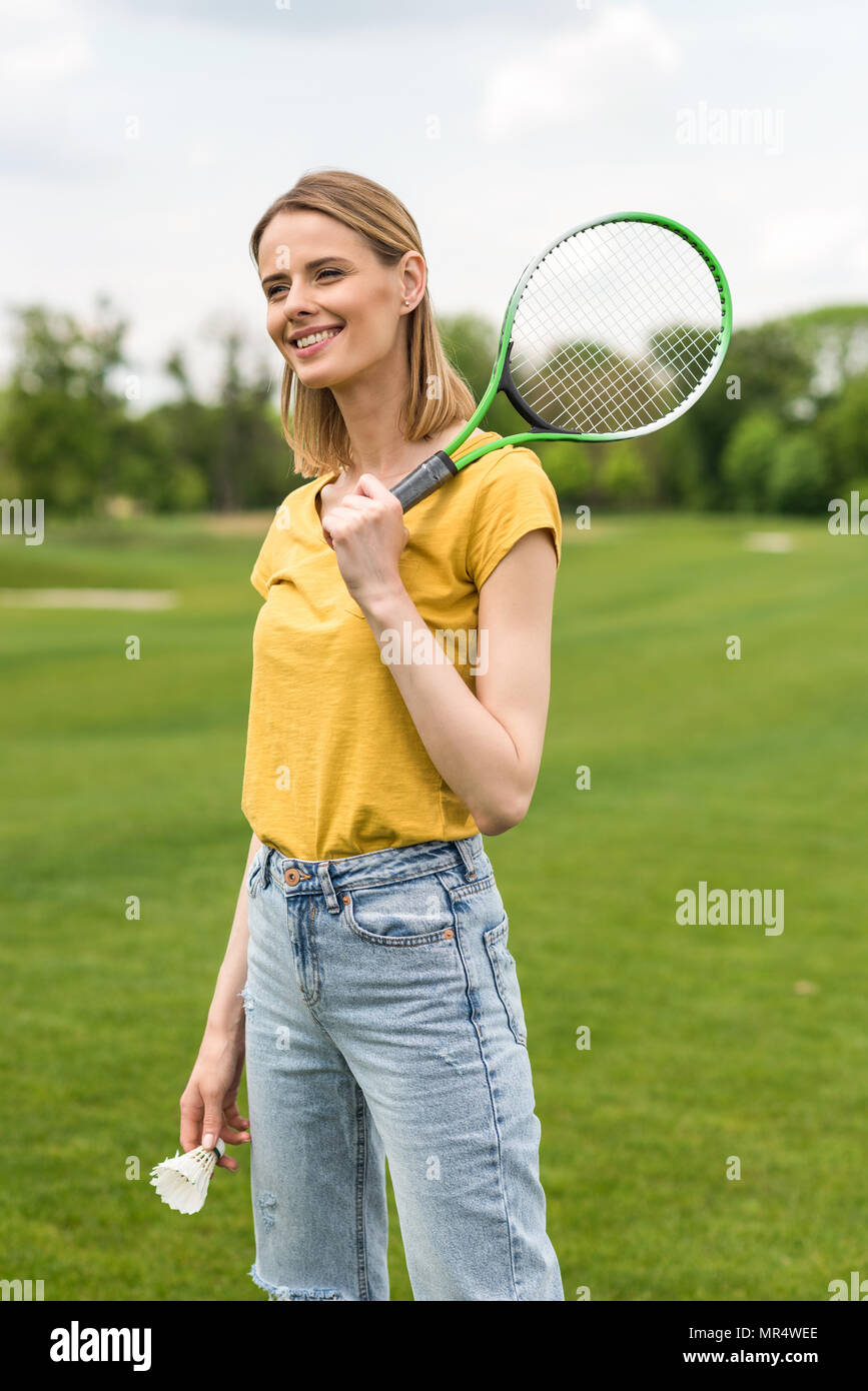 Belle fille blonde debout avec badminton raquette et volant Banque D'Images