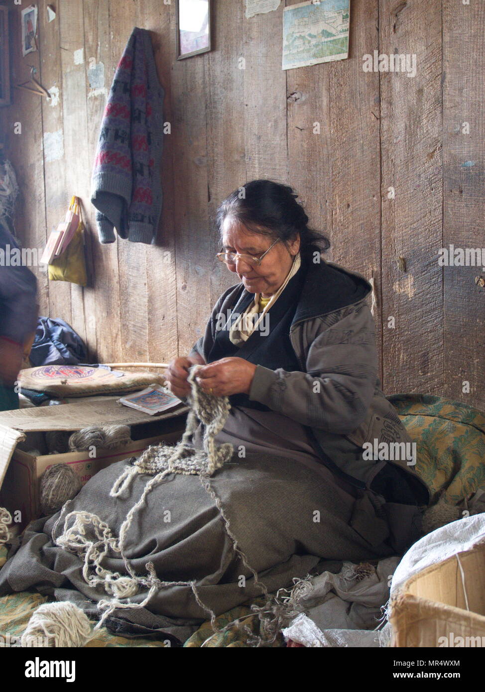 Le Sikkim-tibétain femme locale travaille dans le village, Gangtok, Sikkim, INDE,Ville , 16 avril 2013. Banque D'Images