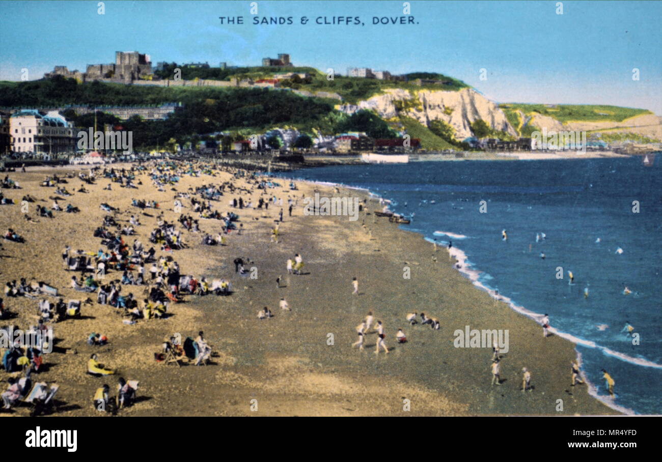 La main, photographie de vacanciers s'amuser sur la plage de Dover, Kent. En date du 20e siècle Banque D'Images