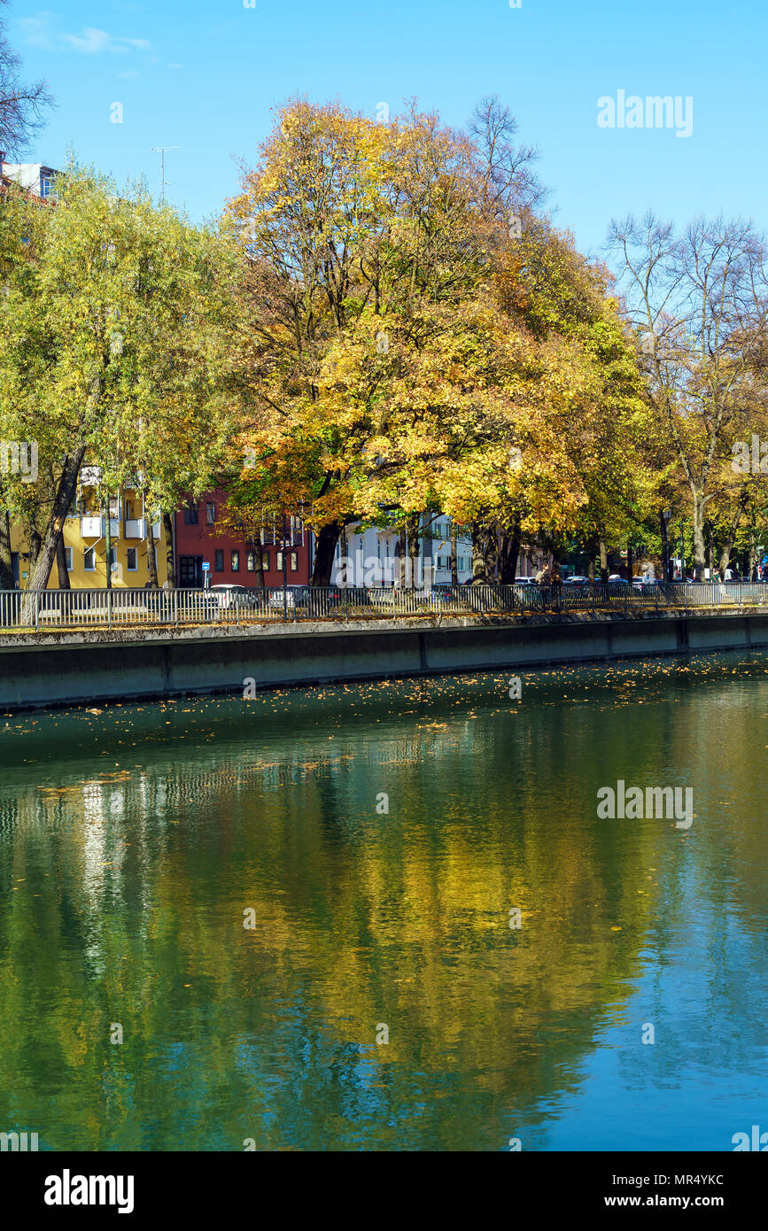 Remblai d'Isar à l'automne, Munich, Allemagne Banque D'Images